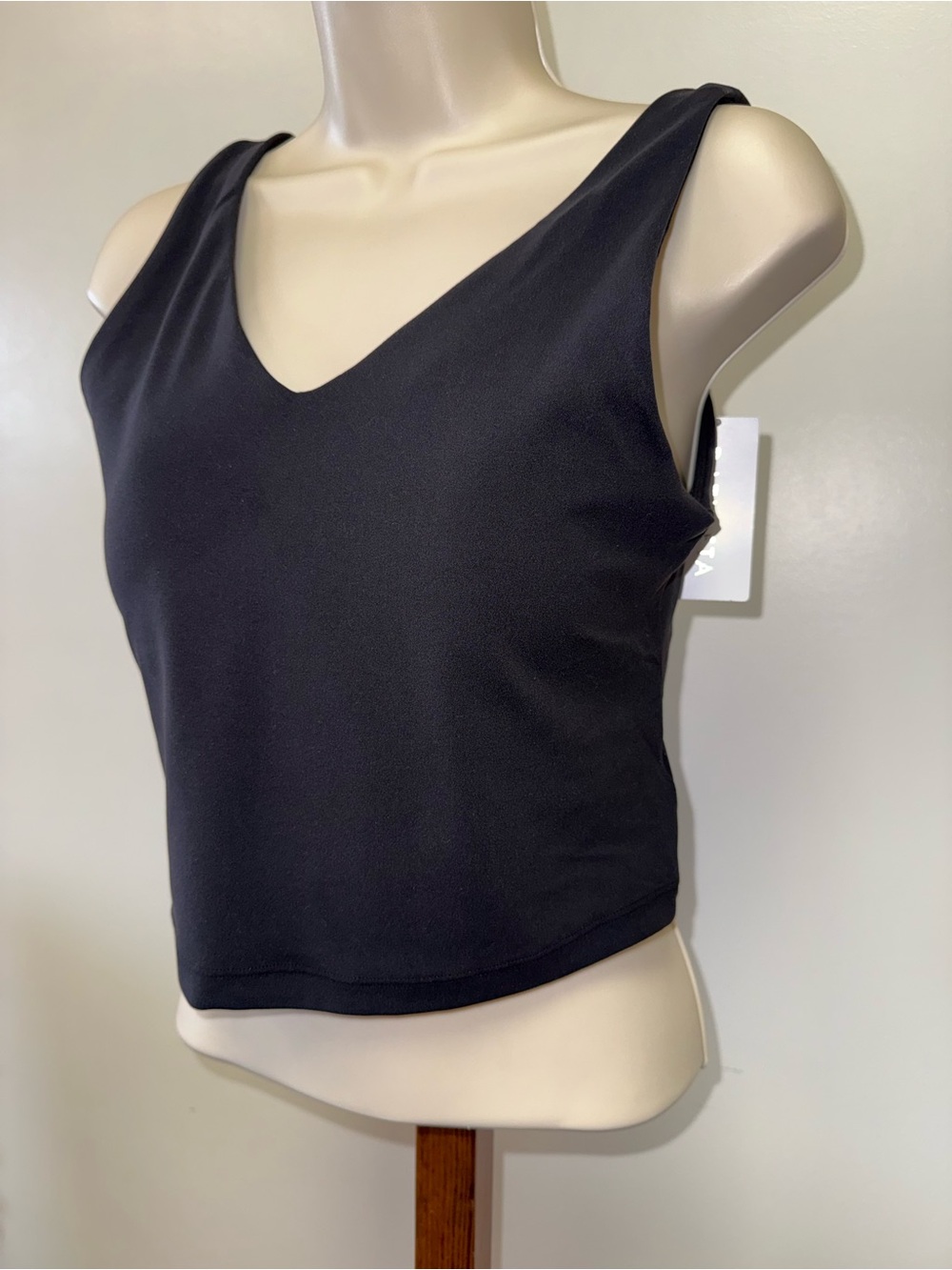 NWT Athleta (Medium) Brand New Black Transcend V-Neck Crop Padded Bra